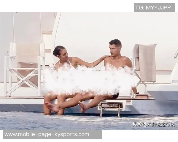 C罗与乔治娜海滨度假时光甜蜜瞬间尽显性感魅力与家庭温馨